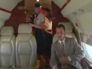 Libidinoso stewardesses chupar su clients duro pájaro carpintero en la plane