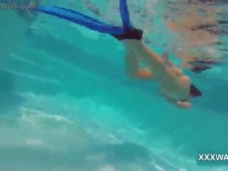 Exceptional брюнетка harlot бонбони swims подводен