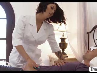 Gab ha x karakter video med hottie tgirl sykepleier domino på hans seng