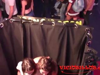 Valentina bianco y julie roca con las camisetas de viciosillos.com en el seb 2015
