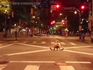 Clown prende prick succhiato in in mezzo di il strada