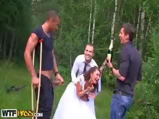 Røff anal knulling ved bryllup orgie