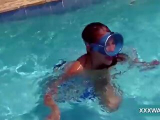 Exceptional brunete harlot konfektes swims zem ūdens