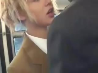 Blondin särdrag suga asiatiskapojke buddies johnson på den tåg