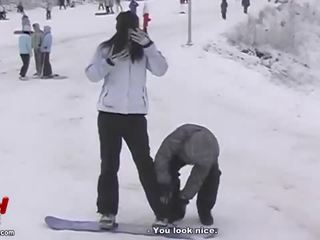 Ασιάτης/ισσα ζευγάρι τρελό snowboarding και σεξουαλικός περιπέτειες βίντεο