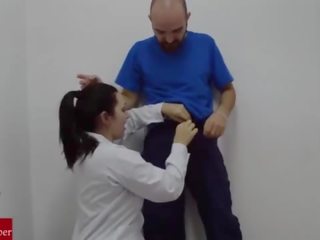 En unge sykepleier suger den hospitalâ´s handyman pikk og recorded it.raf070