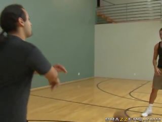 Capri cavanni gefickt bei basketball gericht mov