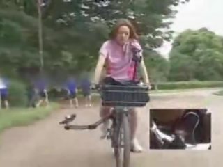 Japanska baben masturbated medan ridning en specially modified kön filma video- bike!