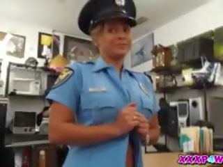 Mergaitė policija bando į pawn jos ginklas