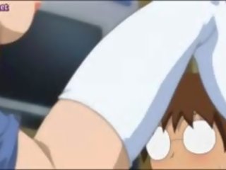 Attraktiv animen ragata visning henne kannor