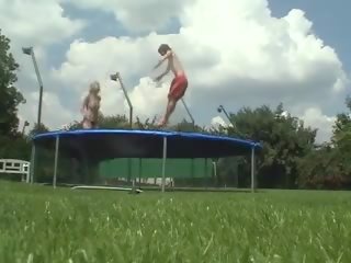 Pareha sa ang trampoline